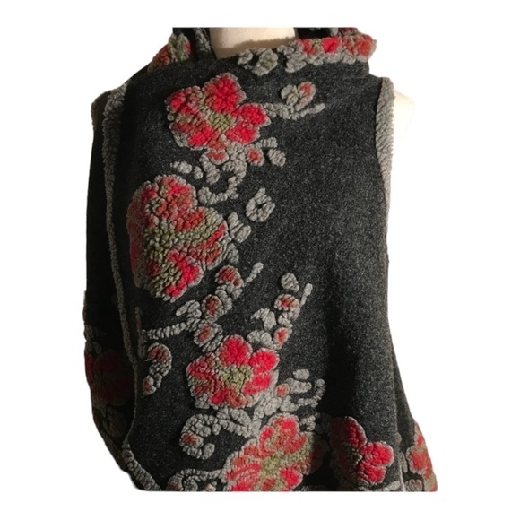 Floral Shawl Collar Sleeveless
Vest Gray Red Sherpa Trim embroidered open front - Picture 14 of 16